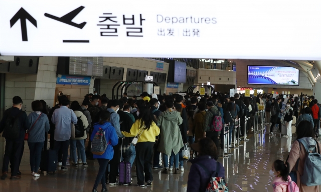 지난 9일 김포공항 국내선 출발장이 승객들로 붐비는 모습. 뉴시스