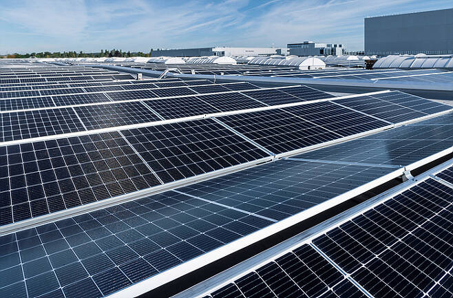 메르세데스-벤츠가 지난해 9월 독일 진델핑겐에 문을 연 최첨단 생산기지 '팩토리 56'의 태양광 패널 <사진제공=메르세데스-벤츠 코리아>