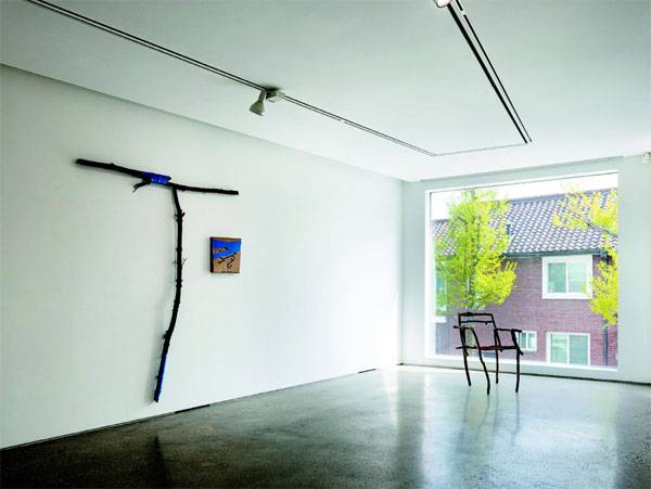 나뭇가지를 의자와 설치 작품으로 만든 독일 작가 가브리엘 봄스타인 전시 전경.