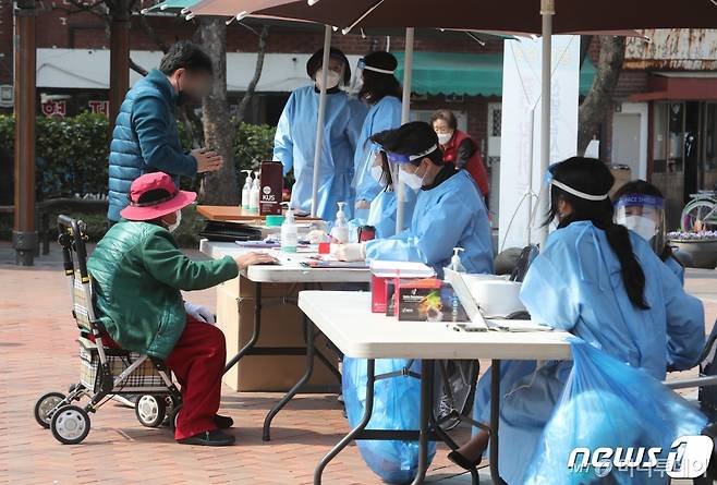 지난 3월 24일 오후 서울 중구 다산어린이공원에 설치된 '찾아가는 선별검사 기동대'를 찾은 시민들이 코로나19 검사를 받고 있다. /사진제공=뉴스1