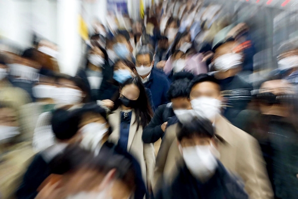 서울 지하철 광화문역에서 마스크를 착용한 시민들이 출근길 발걸음을 옮기고 있다. /사진=뉴스1
