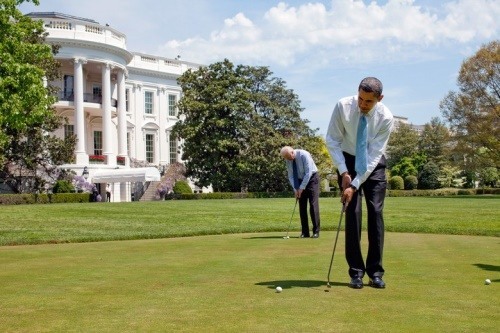 백악관 퍼팅 그린에서 연습하던 오바마와 당시 부통령 바이든. [사진=백악관]