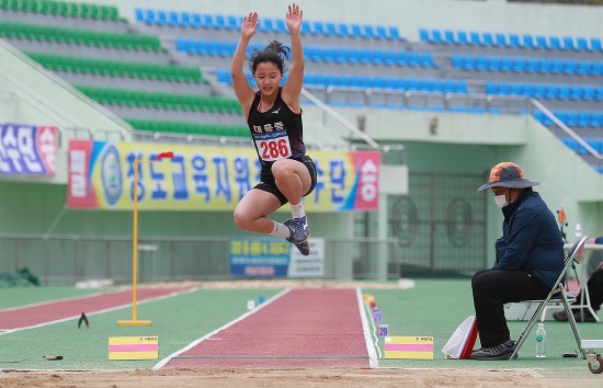 23일부터 24일까지 열린 ‘2021 경북 소년체전 육상경기에서  한 선수가 넓이 뛰기대회에 출전해 온 힘를 다하고 있다(예천군 제공)