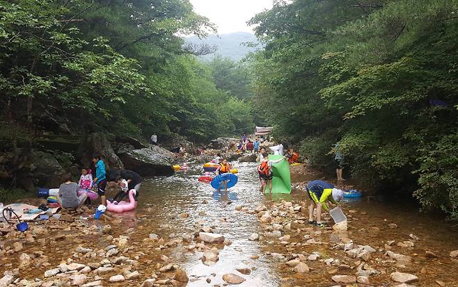 만수계곡 탐방객들. 연합뉴스