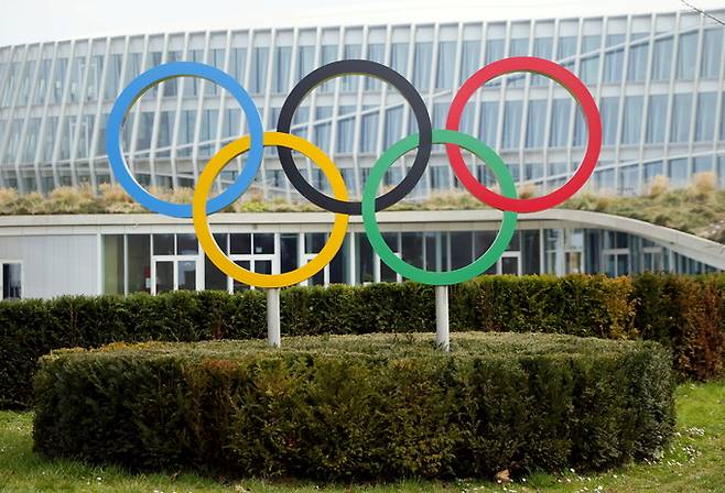 스위스 로잔의 국제올림픽위원회(IOC) 본부 앞에 올림픽을 상징하는 오륜(五輪) 상징이 서 있다.  세계일보 자료사진