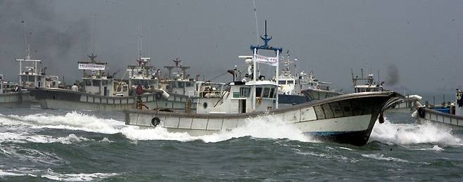 2005년 5월 1일 연평 어민들이 중국 불법 조업 어선들을 나포하기 위해 바다로 나아가고 있다.최율씨 제공