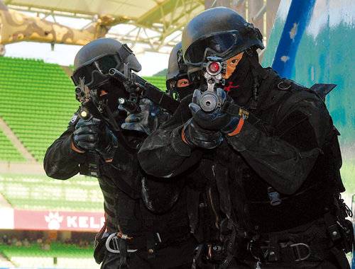 2016년 8월 23일 대구 수성구 대구스타디움에서 육군 50사단 군사경찰(당시 헌병) 특수임무대가 대테러 훈련에 나섰다. [전영한 동아일보 기자]