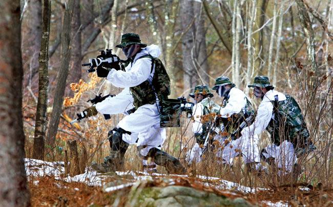 2016년 1월 28일 강원 평창군 훈련장에서 해병대 수색대 대원들이 산악 훈련을 실시하고 있다. [박해윤 기자]