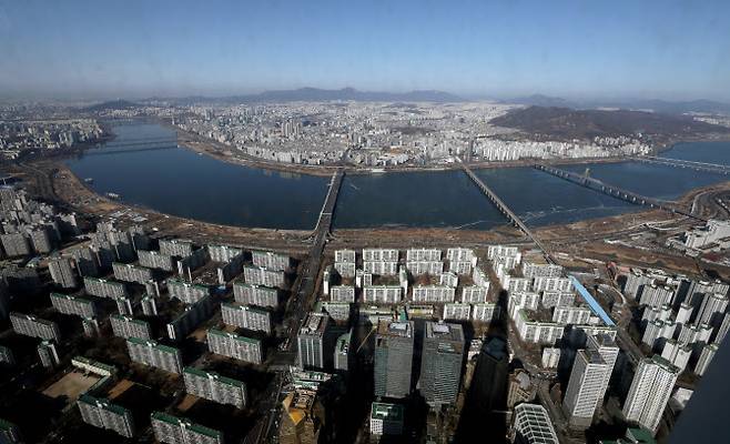 서울 송파구 롯데월드타워 전망대 서울스카이에서 서울 시내 아파트 단지가 보이고 있다. (사진=뉴시스)