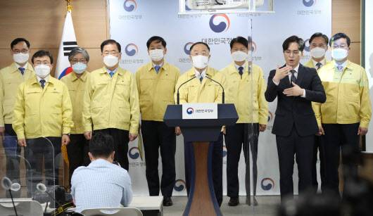 홍남기 국무총리 직무대행이 26일 오전 정부서울청사에서 신종 코로나바이러스 감염증(코로나19) 백신과 관련한 대국민 담화를 발표하고 있다.(사진=연합뉴스)