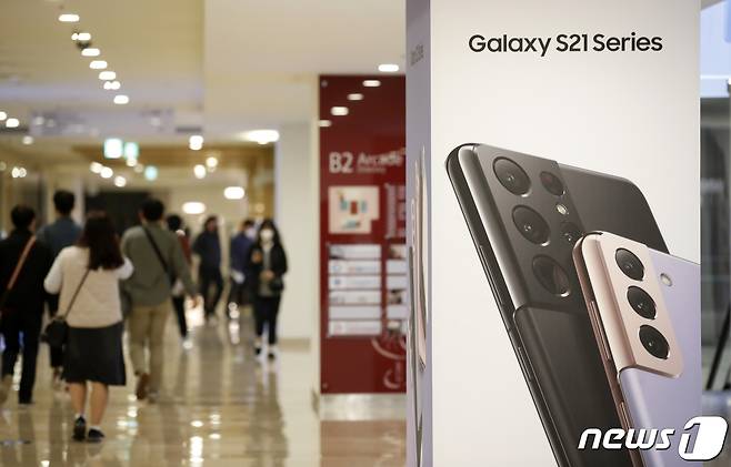 시장조사업체 스트래티지 애널리틱스(SA)는 삼성전자 스마트폰의 1분기 출하량은 7700만대로 전년 동기 5800만대 대비 32% 늘어났다고 발표했다. 7일 오전 서울 서초구 삼성전자 사옥 딜라이트 룸 앞에 갤럭시 S21 광고가 붙어있다. 2021.4.7/뉴스1 © News1 이승배 기자