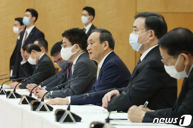 스가 요시히데 일본 총리가 지난 12일 도쿄 총리관저에서 각료회의를 갖고 “후쿠시마 원전 오염수의 해양 방류가 현실적”이라는 입장을 밝히고 있다. © AFP=뉴스1 © News1 우동명 기자