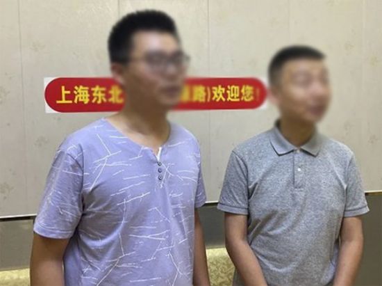 중국 화이허 병원에서 부모가 뒤바뀐 두 청년. 사진=웨이보 캡처