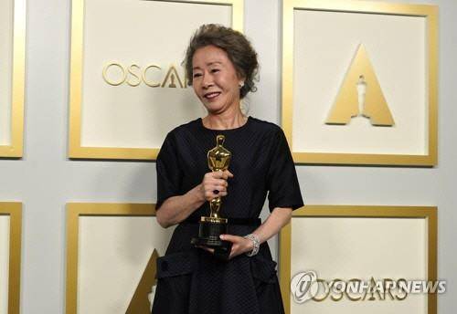 아카데미 여우조연상 수상한 윤여정[EPA=연합뉴스]