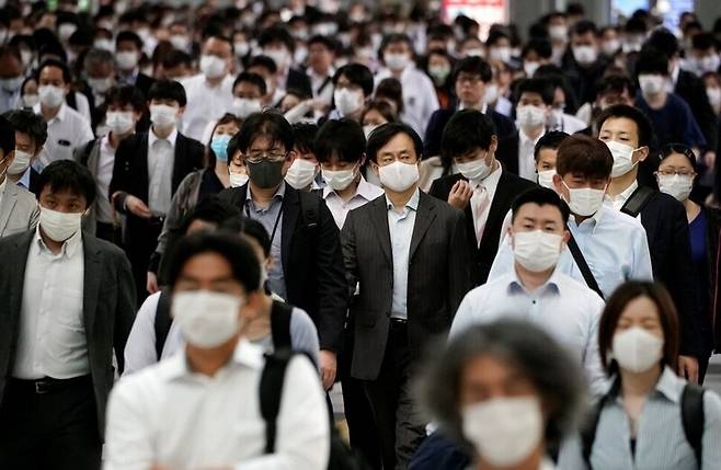 일본 도쿄 지하철 역사에 마스크를 쓰고 출근하는 사람들로 가득하다. 도쿄/AP 연합뉴스