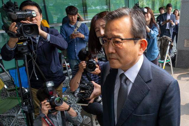 건설 브로커 윤중천씨 등에게서 금품과 향응을 제공받은 혐의를 받던 김학의 전 법무부 차관이 2019년 5월 12일 피의자 신분으로 조사를 받기 위해 서울동부지검으로 들어서고 있다. 연합뉴스