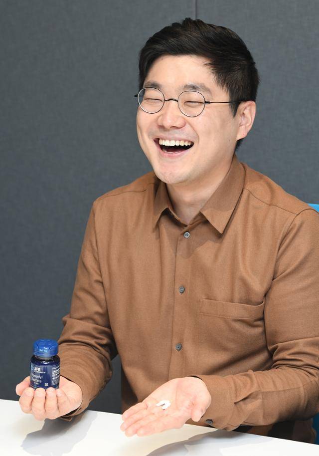 김부기 스탠다드에너지 대표가 바나듐을 알리려고 일부러 먹고 있는 바나듐 영양제를 보여주며 웃고 있다. 배우한 기자