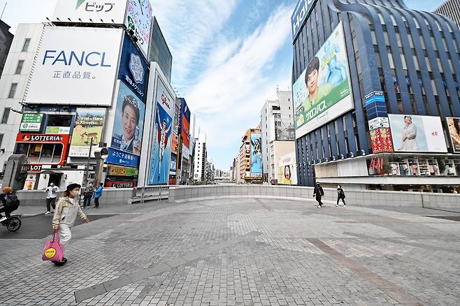 25일 일본 오사카의 유명한 쇼핑거리인 도톤보리 풍경. 코로나 사태 이후 세번째 긴급사태가 발령된 이날 오사카 시내는 행인이 거의 없어 도심이 텅 비었다. UPI=연합뉴스