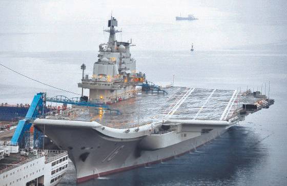 중국 다롄항에 정박 중인 중국의 첫 항공모함 랴오닝함. [로이터=연합뉴스]