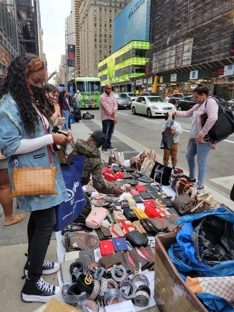 미국 뉴욕 맨해튼의 중심 거리에 24일(현지시간) 짝퉁 명품을 싼값에 판매하는 상인들이 등장했다. 뉴욕=조재길 특파원