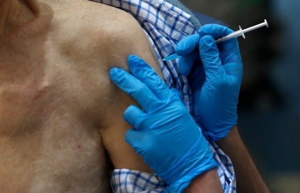 영국이 세계 최초로 화이자 코로나19 백신의 일반 접종을 시작한 지난해 12월8일(현지시간) 런던의 한 병원 백신센터에서 백신 접종이 진행되고 있다. /사진=AP