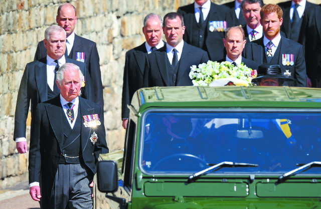 맨 앞의 찰스 왕세자를 필두로 영국 왕실 가족들이 지난 4월 17일(현지시간) 영국 윈저성에서 열린 엘리자베스 2세 여왕의 부군인 필립공 장례식에서 영구차로 사용된 랜드로버 차량을 따라가고 있다. 로이터연합뉴스