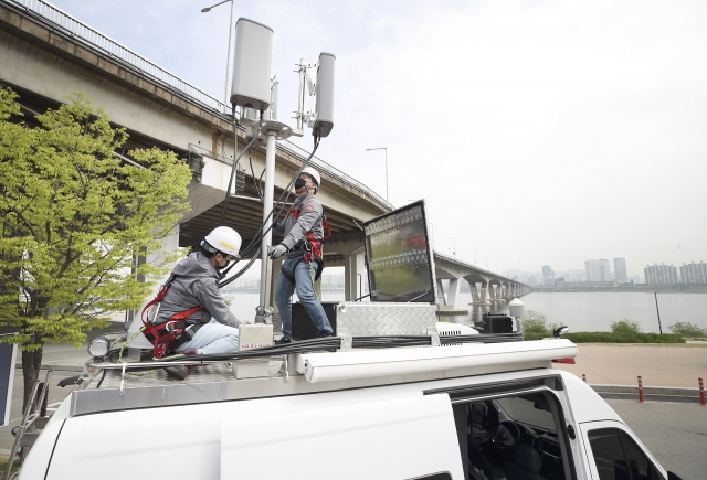 KT와 SK텔레콤이 삼성전자와 함께 세계 최초로 국가재난안전통신 전국망을 개통했다고 26일 밝혔다. 사진은 KT 직원들이 국가재난안전통신망 기지국 장비를 점검하는 모습. KT 제공