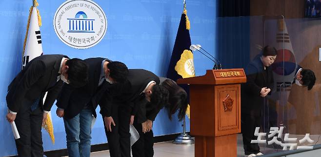 전용기 더불어민주당 의원과 오영환, 이소영, 장경태, 장철민 의원이 9일 오전 서울 여의도 국회 소통관에서 '더불어민주당 2030의원 입장문' 발표에 앞서 고개숙여 인사하고 있다. 황진환 기자