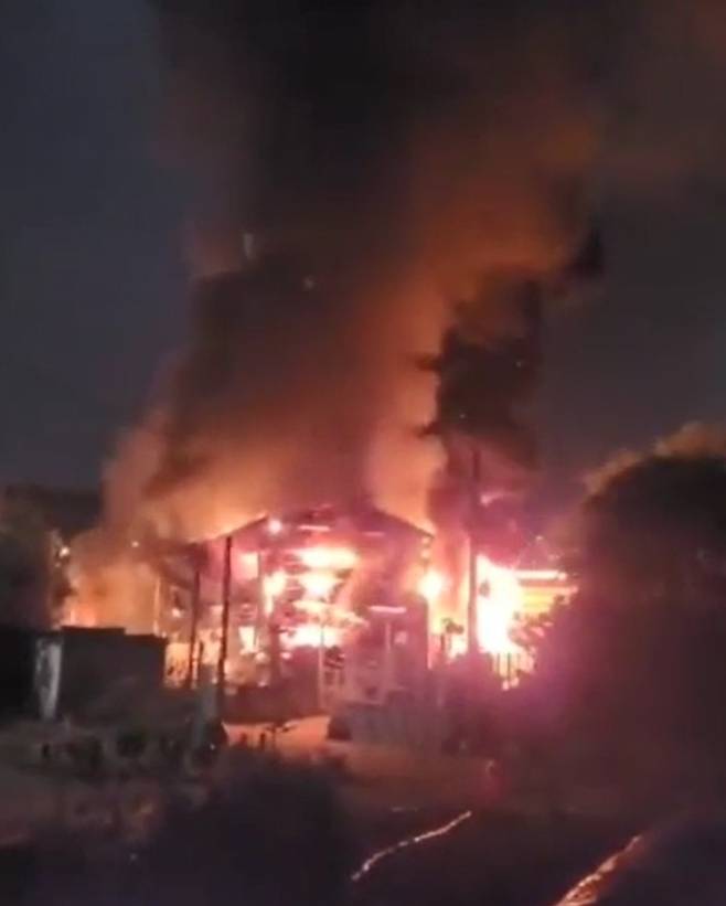 26일 오후 9시 31분쯤 대전 대덕구 신대동의한 폐기물처리업체에서 불이 났다. 독자제공 영상 캡처