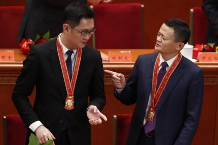 중국 텐센트의 창업자이자 CEO 마화텅(왼쪽)과 알리바바 창업자인 마윈 전 회장이 지난 2018년 12월 중국 개혁 개방 40주년 기념 행사에서 유공자 표창을 받은 뒤 대화를 나누고 있다. /EPA연합뉴스