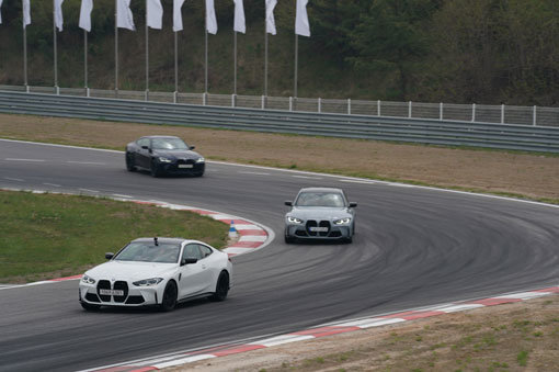 짧은 연속 코너 구간으로 이뤄져 난이도가 높은 BMW 드라이빙센터 서킷의 코스를 가볍게 주파하고 있는 BMW 뉴 M3, M4. 사진제공｜BMW코리아