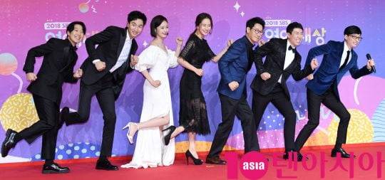 SBS entertainment program Running Man production team directly informed the actor Lee Kwang-soos disjoint news.Lee Kwang-soo went through the leg rehabilitation process after the traffic accident last year and was in the best condition, but he was rehabilitating and shooting at the same time with his affection and responsibility for Running Man. It was difficult to do this, He said.Finally, members and production team wanted to spend more time with Lee Kwang-soo, but Lee Kwang-soo as a Running Man member was also important, so I decided to respect his decision after a long-term conversation. Lee Kwang-soo, who made a difficult decision, asked the audience for warm support and encouragement. I will support the desired member Lee Kwang-soo, he added.Lee Kwang-soos agency, King Kong by Starship, said, Lee Kwang-soo will be disjointed at Running Man last May 24th recording.The agency said, It was not easy to decide that it was disjoint because it was a program that had a short period of 11 years, but I decided that it needed physical time to show better things in future activities.The following is the official position of SBS Running Man production team.Its an official position regarding SBS [Running Man] actor Lee Kwang-soo disjoint.Running Man members and production team have been discussing with Lee Kwang-soo for a long time and decided to review Lee Kwang-soos disjoint doctor.Lee Kwang-soo went through the leg rehabilitation process after a traffic accident last year and worked on rehabilitation treatment and Running Man shooting at the same time with affection and responsibility for Running Man even though he was not in the best condition.However, despite Lee Kwang-soos efforts, it was difficult to do this together, and the members and production team talked about the troubles.Members and production team wanted to spend longer with Lee Kwang-soo in Running Man, but Lee Kwang-soos opinion as a Running Man member was also important, so he decided to review his decision after a long conversation.Unfortunately, I have made a beautiful farewell, but I would like to ask Lee Kwang-soo and his members who made a hard decision to warmly support and encourage the viewers, and I will support Running Man members and production team Lee Kwang-soo.Thank you.a fairy tale that children and adults hear togetherstar behind photoℑat the same time as the latest issuec