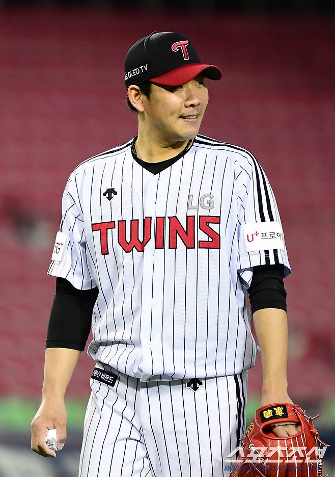 2021 KBO리그 LG트윈스와 롯데자이언츠의 경기가 27일 서울 잠실야구장에서 열렸다.  LG 투수 정찬헌이 2회초 2사 만루에서 마차도를 플리아 처리하며 이닝을 마치고 있다.  잠실=최문영 기자 deer@sportschosun.com /2021.04.27/