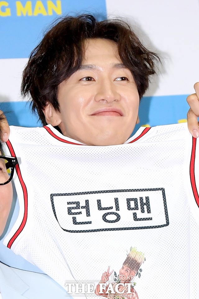 Lee Kwang-soo gets off at Running Man after 11 yearsLee Kwang-soos agency King Kong by Starship announced on May 27 that Lee Kwang-soo will get off at SBS Running Man after recording on May 24th.The cause is the health problem.King Kong by Starship said, Lee Kwang-soo has been rehabilitating steadily due to injuries caused by an accident last year, but there were some parts that were difficult to maintain the best condition when shooting. After the accident, I decided to have time to reorganize my body and mind. Lee Kwang-soo has been a regular member since 2010 and has been getting off the Running Man. He will take care of his mind and body for the time being and concentrate on his main actor activities.King Kong by Starship official said, It was not easy to decide to get off because it was a program that had a short period of 11 years, he said. I decided that I needed physical time to show a better picture in future activities.I would like to thank you for your interest and love for Lee Kwang-soo through Running Man and I will greet you again with a healthy and bright look. [Entertainment Department