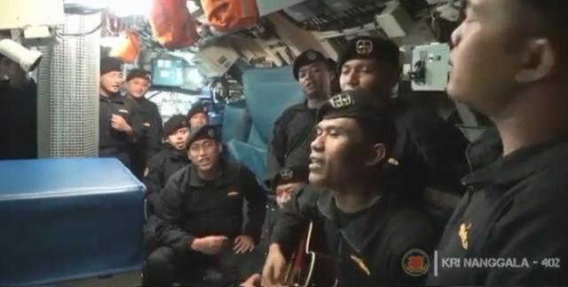 인도네시아 잠수함 낭갈라402함 승조원들이 퇴임 사령관을 위해 노래를 부르고 있다. SNS 캡처