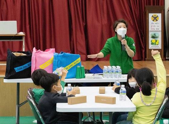 제주도개발공사가 지난해 11월 10일 제주 추자초등학교에서 ‘페트병이 가방이 된다고?’ 삼다수 자연순환교육을 실시했다. 사진 제주도개발공사