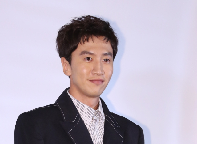 Actor Lee Kwang-soo (36) will disjoint on SBS Running Man in 11 years.Lee Kwang-soos agency King Kongby Starship officially announced on May 27 that actor Lee Kwang-soo will be disjointed on SBS Running Man on May 24th.Lee Kwang-soo was undergoing steady rehabilitation due to injuries caused by the accident last year, but there were some parts that were difficult to maintain the best condition when shooting.After the accident, we decided to have time to reorganize our bodies and minds after a long discussion with members, production team, and agency. It was not easy to decide that it was disjoint because it was a program that had a short period of 11 years, but it was judged that physical time was needed to show better aspects in future activities.I sincerely thank you for your interest and love that you have sent to Lee Kwang-soo through Running Man, and Lee Kwang-soo will say hello to you in a healthy and bright manner. Lee Kwang-soo was together from the first broadcast of Running Man in July 2010.Lee Kwang-soo, who was greatly loved by Running Man, received the 2011 SBS Entertainment Award for New Artist, the 2014 SBS Entertainment Award for Excellence, and the 2016 SBS Entertainment Award for Best.It was loved throughout Asia and was also called Asia Prince.Lee Kwang-soo, who was loved by the company for boasting a unique presence in Running Man, is responding that fans are sorry when he disjoined the broadcast in 11 years.Below is the official positioning of Lee Kwang-soo agency.