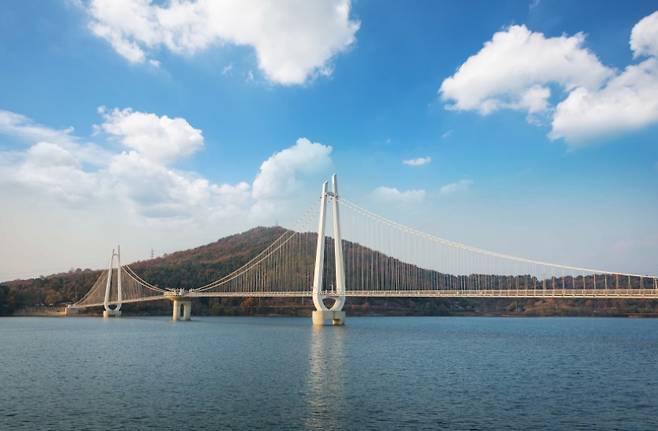 논산시 탑정호에 있는 출렁다리 명칭을 놓고 공모전이 진행됐지만 수상작들이 기존에 불리던 명칭과 다르지 않는다는 지적을 받았다./ 사진=논산시 홈페이지 캡처