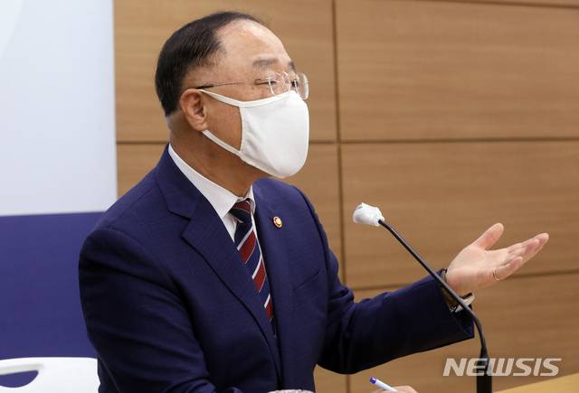[세종=뉴시스]강종민 기자 = 홍남기 국무총리 직무대행이 27일 오후 정부세종청사 기획재정부에서 열린 출입기자 간담회에서 1/4분기 GDP 및 경기 상황과 부동산 정책, 코로나19 백신과 방역, 국무총리 직무대행 소회 등을 밝히고 있다. 2021.04.27.  ppkjm@newsis.com