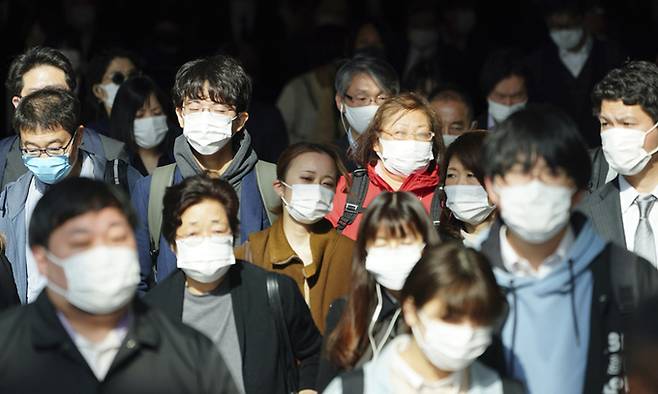 일본 4개 광역자치단체에 신종 코로나바이러스 감염증(코로나19) 긴급사태가 발령된 가운데 26일 도쿄 시나가와역이 출근하는 시민들로 붐비고 있다. 도쿄=AP연합뉴스
