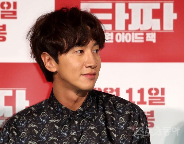 Actor Lee Kwang-soo diesjoint on SBS Running Man.It was the first year member who had been together for 11 years since the first broadcast, but after a long discussion, he decided to leave the program.The members and production team have been in constant discussions with Lee Kwang-soo for a long time regarding the program disjoint and decided to respect Lee Kwang-soos disjoint intention, the Running Man said on the 27th.Running Man said Lee Kwang-soo himself, members and production team decided to disjoint after a long conversation.I am sorry to have a beautiful farewell, but I would like to ask Lee Kwang-soo and his members who made a hard decision to warmly support and encourage the viewers.Running Man members and production team will also support eternal member Lee Kwang-soo, he added.Lee Kwang-soo also delivered the official position.Lee Kwang-soos agency King Kong by Starship announced that Lee Kwang-soo will announce that he will be disjointed on SBS <Running Man> for the last time on May 24th (Month).Lee Kwang-soo was in the process of rehabilitation treatment due to injuries caused by an accident last year, but there were some parts that were difficult to maintain the best condition when shooting.After the accident, we decided to have time to reorganize our bodies and minds after a long discussion with members, production team, and agency, he said. It was not easy to decide to disjoint in the program Yi Gi, which had been in a short period of 11 years, but we decided that we needed physical time to show better aspects in future activities.I sincerely thank you for your interest and love for Lee Kwang-soo through Running Man and I will make sure that Lee Kwang-soo is healthy and bright, they promised.Still a month to go until Lee Kwang-soos disjoint; replacement is also not yet determined.An official of Running Man said, We will continue to be a member of the current member without any change for the time being.Its an official position regarding SBS [Running Man] actor Lee Kwang-soo disjoint.Running Man members and production team have been discussing with Lee Kwang-soo for a long time and have decided to respect Lee Kwang-soos disjoint doctor.Lee Kwang-soo went through the bridge rehabilitation process after a traffic accident last year and was in the best condition, but he was also involved in Rehabilitation treatment and Running Man shooting with affection and responsibility for Running Man.However, despite Lee Kwang-soos efforts, it was difficult to do this together, and the members and production team talked about the troubles.Members and production team wanted to spend more time with Lee Kwang-soo in Running Man, but Lee Kwang-soo as a Running Man member also decided to respect his decision after a long conversation as his opinion is important.Unfortunately, I have made a beautiful farewell, but I would like to ask Lee Kwang-soo and his members who made a hard decision to warmly support and encourage the viewers, and I will support Running Man members and production team Lee Kwang-soo.Thank you.Lee Kwang-soo specializes in the official position of the agencyHello, King Kong by Starship.Actor Lee Kwang-soo will announce that he will be disjointed on SBS <Running Man> for the last time on May 24th (Month).Lee Kwang-soo was undergoing steady Rehabilitation treatment due to injuries caused by the accident last year, but there were some parts that were difficult to maintain the best condition when shooting.After the accident, I decided to have time to reorganize my body and mind after a long discussion with members, production team, and agency.It was not easy to decide that the program Yi Gi, who had been in a short period of 11 years, was disjoint, but I decided that it would take physical time to show better things in future activities.I would like to express my sincere gratitude to Lee Kwang-soo for his interest and love through the Running Man. I will greet Lee Kwang-soo in a healthy and bright manner.Thank you.