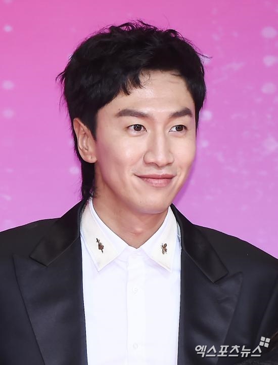 Actor Lee Kwang-soo is disjointing on SBS Running Man and is regretting it.Lee Kwang-soos agency, King Kong by Starship, said, Lee Kwang-soo will disjoint on SBS Running Man for the last time on May 24th.The agency said, Last year, I was undergoing continuous rehabilitation treatment due to injuries caused by accidents, but there were some parts that were difficult to maintain the best condition when shooting.After the accident, I decided to have time to reorganize my body and mind after a long discussion with the members, production team, and agency. It was not easy to decide that it was disjoint because it was a program that had a short period of 11 years, but I decided that it was necessary to have physical time to show better things in future activities. Thank you very much for your interest and love that you sent to Lee Kwang-soo through Running Man He said.The production team of Running Man also said in an official position, After constant discussions, I decided to respect Lee Kwang-soos disjoint doctor.I would like to ask Lee Kwang-soo and his members for warm support and encouragement. The replacement has not been set, the official told the .Lee Kwang-soo was involved in a contact accident with a signal-breaking vehicle while moving for a personal schedule in February last year.He was diagnosed with ankle fractures and canceled the Running Man schedule and was hospitalized for treatment.Lee Kwang-soo made his name known through the 2009 drama High Kick Through the Roof; he later joined Running Man in 2010.I was loved by many people by holding Race as an icon of tricks and betrayal.Lee Kwang-soo has built a friendly image by creating his own character such as Girin and Prince of Asia thanks to his performance in Running Man.Thanks to his performance in Running Man, he was able to win an entertainment trophy such as a news award, a variety male newcomer, a friendship award, a best couple award, a global star award, and a SNS star award at SBS Entertainment Awards.After establishing a relationship with actor Lee Sun-bin, who appeared as a guest on Running Man, he developed into a lover and won both work and love.They quickly acknowledged that they were lovers immediately after the opening ceremony and received love and support from many fans.I also had fun talking about Lee Sun-bin directly in the Running Man New Years News.Lee Kwang-soos disjoint news, which boasted of members, guests and fantasy breathing in Running Man for 11 years, leaves a great disappointment for fans who loved him.Fans are disappointed with his disjoint by responding to Lee Kwang-soos SNS such as Do not hurt, be happy, I can not imagine vacancy, I am sick because of health and I always laughed happily because of health.Photo: DB, SBS broadcast screen