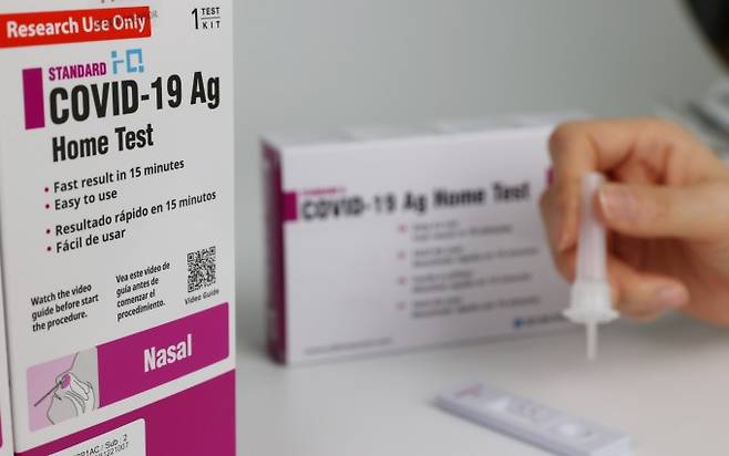 국내 자가검사키트 개발사인 에스디바이오센서 관계자가 신종 코로나바이러스 감염증(코로나19) 자가검사키트를 이용해 검사를 시연하고 있다. 연합뉴스 제공