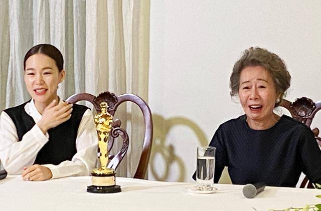 한국 배우 최초로 아카데미 여우조연상을 받은 배우 윤여정이 25일(현지시간) 오스카상 시상식이 끝난 뒤 주로스앤젤레스(LA) 총영사관에서 특파원단과 기자 간담회를 하고 있다. 연합뉴스