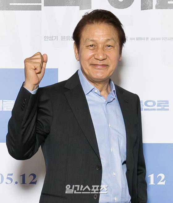 배우 안성기가 28일 오후 서울 광진구 자양동 롯데시네마 건대입구점에서 열린 영화 '아들의 이름으로' 시사회에 참석해 포토타임을 갖고 있다. '아들의 이름으로'(감독 이정국)는 1980년 5월 광주에 있었던 오채근(안성기)이 아들과의 약속을 지키기 위해 반성 없는 자들에게 복수하는 이야기를 담은 영화로 안성기, 윤유선 등이 열연했다. 5월 12일 개봉. 〈사진=엣나인필름 제공〉 김진경 기자 kim.jinkyung@jtbc.co.kr/2021.04.28/