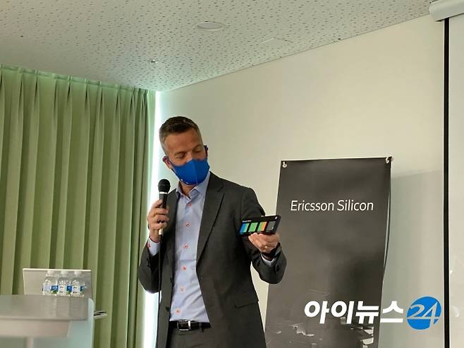 호칸셀벨 에릭슨  CEO가 에릭슨 장비의 우수성의 근간이 되는 '에릭슨 실리콘'에 대해 설명하고 있다.
