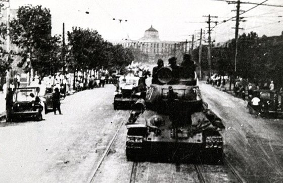 한국전쟁 때 서울로 진입해 들어온 소련제 북한군 탱크. 정진석 추기경은 당시 인민군에게 발각되면 인민군 보충역으로 끌려가야 하는 처지였다. [중앙포토]