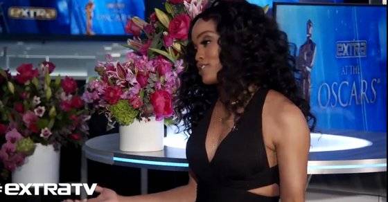 엑스트라TV에서 윤여정 씨에게 질문을 하는 레이철 린지. [엑스트라TV 트위터 캡처]