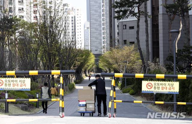 [서울=뉴시스] 최진석 기자 = 지난 15일 오후 서울 강동구 고덕동 한 아파트 단지 내로 택배 물품이 손수레에 실려 들어가고 있다. 2021.04.15. myjs@newsis.com