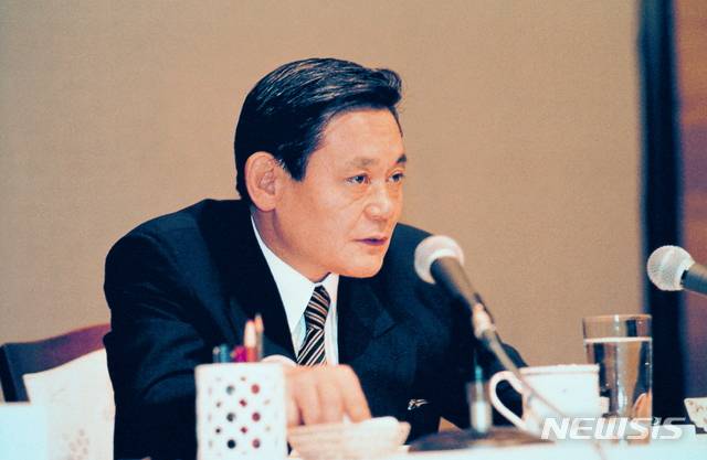 [서울=뉴시스]박주성 기자 = 이건희 삼성그룹 회장이 25일 별세했다. 향년 78세. 이건희 회장은 1942년 1월9일 대구에서 고 호암 이병철 삼성그룹 창업주의 셋째 아들로 태어나 이병철 회장이 타계한 이후 1987년 12월 삼성그룹 회장 자리에 올랐다. 이후 반도체 사업 등을 잇달아 성공시키며 글로벌 무대에선 다소 뒤처지던 삼성전자를 명실상부한 세계 초일류 기업으로 키워냈다. 사진은 1993년 신경영 선언 당시 사진. (사진=삼성전자 제공). 2020.10.25.  photo@newsis.com